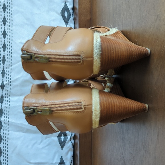 Tahari Summer Wedges - Picture 4 of 6